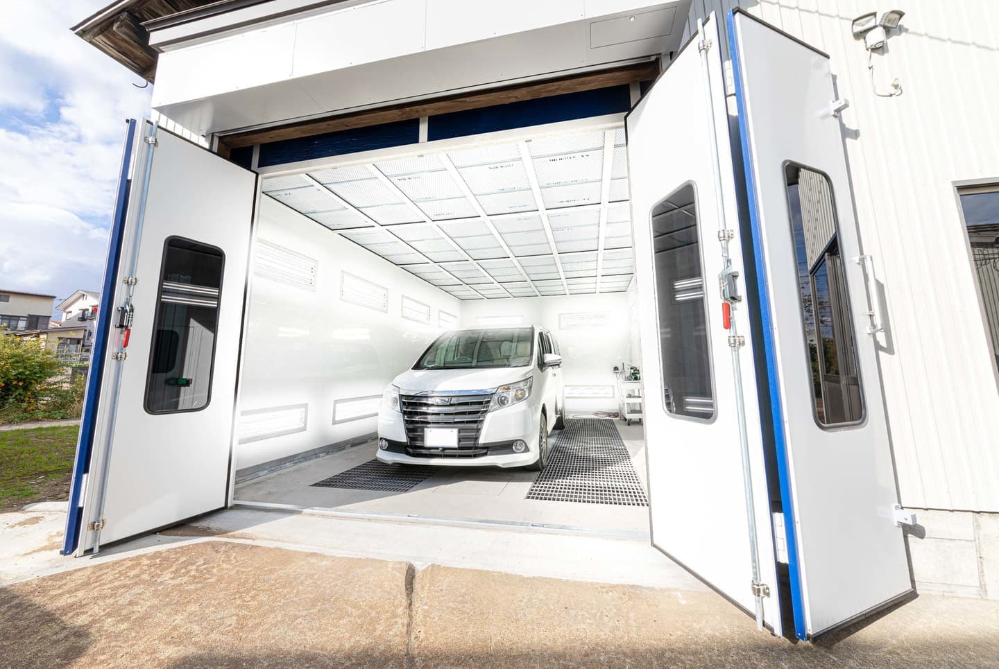 専用塗装ブースでの自動車塗装